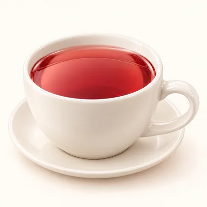 Aromática de frutas de color rojo translúcido servida en taza crema sobre un plato pequeño.