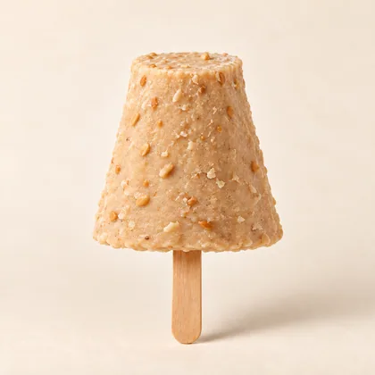 Helado casero de maní con pequeños trozos integrados, angosto arriba y ancho en la base.