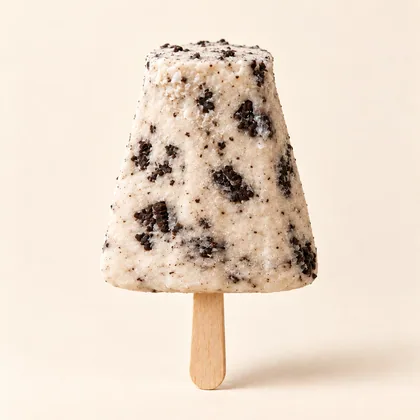 Helado casero de crema con trozos oscuros de galleta tipo Oreo.