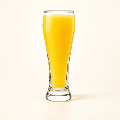 Jugo de maracuyá amarillo vivo servido en un vaso alto de vidrio transparente.