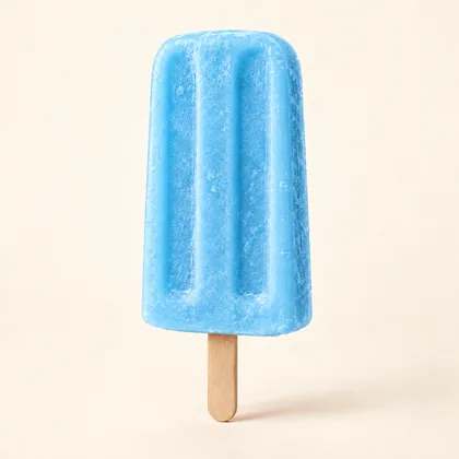 Paleta artesanal de chicle color azul claro sobre palito de madera.