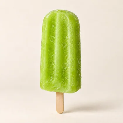 Paleta artesanal de limón color verde biche sobre palito de madera.