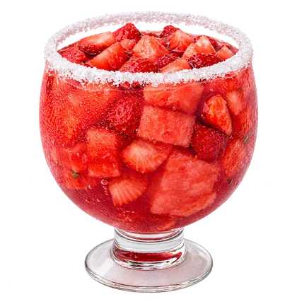 Bebida roja con fresas servida en una copa redondeada con borde decorado.